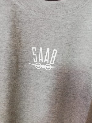 KOSZULKA T-SHIRT SZARA Z NADRUKIEM SAAB