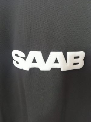 KOSZULKA SPORTOWA CZARNA Z NADRUKIEM SAAB