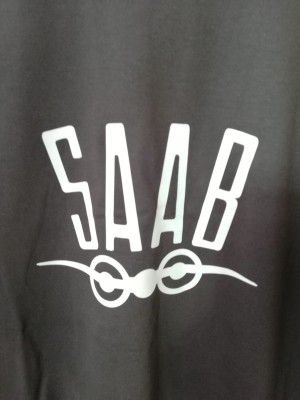 KOSZULKA T-SHIRT GRAFITOWA Z NADRUKIEM SAAB