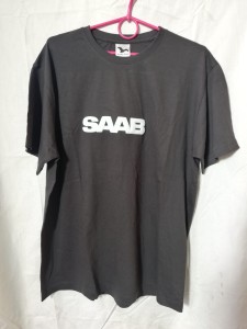 KOSZULKA T-SHIRT GRAFITOWY Z NADRUKIEM SAAB