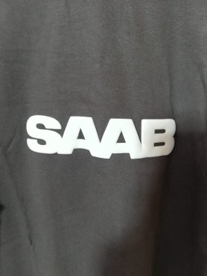 KOSZULKA T-SHIRT GRAFITOWY Z NADRUKIEM SAAB