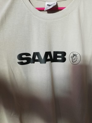 KOSZULKA T-SHIRT BEŻOWY Z NADRUKIEM SAAB