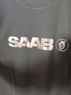KOSZULKA T-SHIRT CZARNY Z NADRUKIEM SAAB