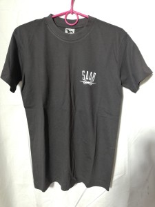 KOSZULKA T-SHIRT GRAFITOWY Z NADRUKIEM SAAB