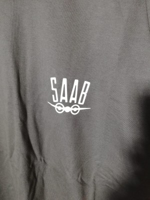KOSZULKA T-SHIRT GRAFITOWY Z NADRUKIEM SAAB