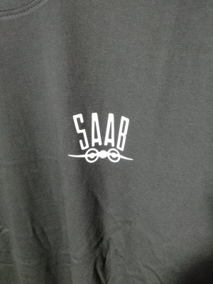 KOSZULKA T-SHIRT GRAFITOWY Z NADRUKIEM SAAB