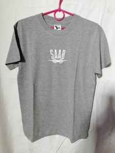 KOSZULKA T-SHIRT SZARY Z NADRUKIEM SAAB