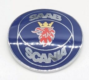 EMBLEMAT NA KLAPĘ BAGAŻNIKA SAAB SCANIA DO SAAB 9-3 I CABRIO 98-00R.  ZAMIENNIK METAL