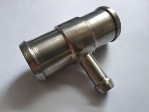 TRÓJNIK UKŁADU CHŁODZENIA OD CHŁODNICY DO BLOKU SILNIKA OD STRONY PASAŻERA TRÓJNIK SAAB 9-3 II  STAL NIERDZEWNA